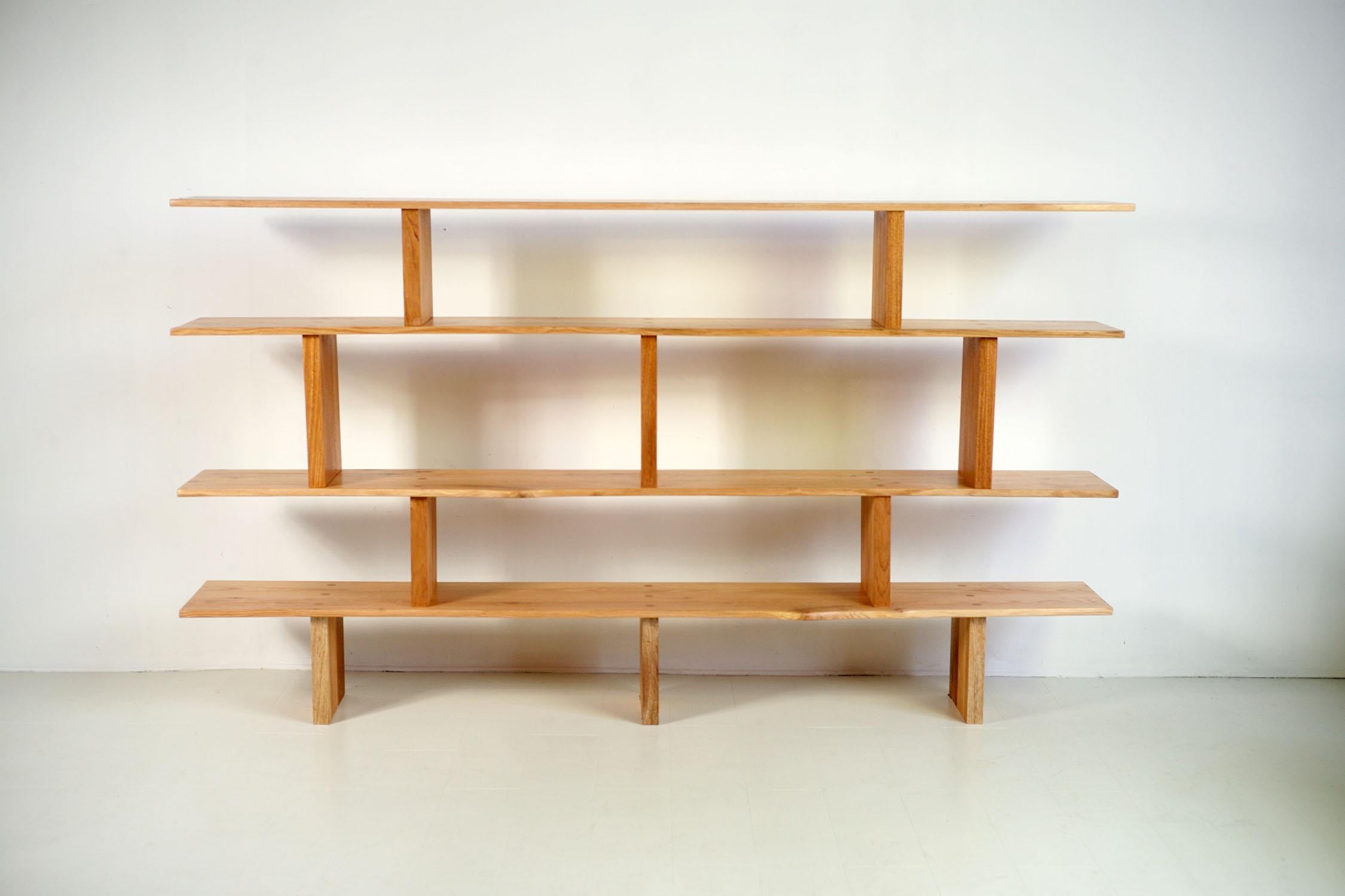 Bookcase in Red Oak and Sipo, France 2023. The American oak tops respect the original shape of the tree, the free-form edges are polished. The Sipo uprights are assembled and corked.
The wood making up this bookcase comes from very old cuts (more