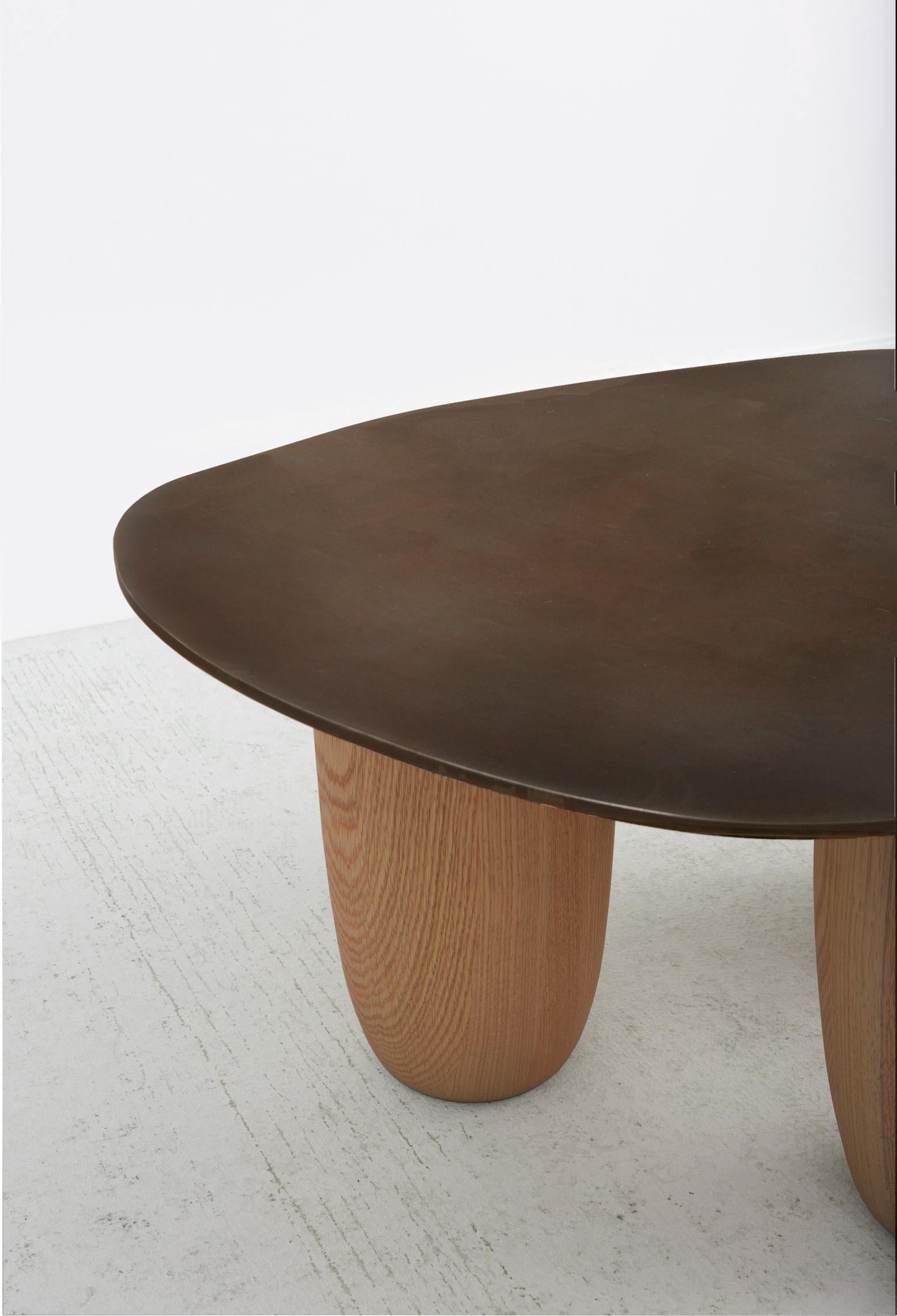 Nos tables basses contemporaines Steele en acier et en chêne massif sont désormais proposées dans différentes finitions. Les tables Sumo originales ont été présentées à l'occasion de Design Miami 2020. Ce design a été influencé par l'esthétique