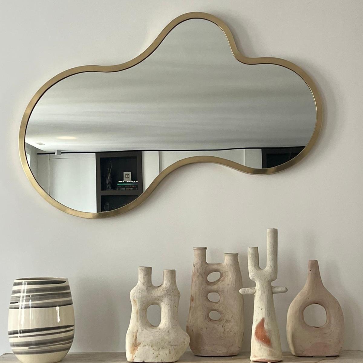 Patinato Specchio a forma libera con cornice in ottone in vendita
