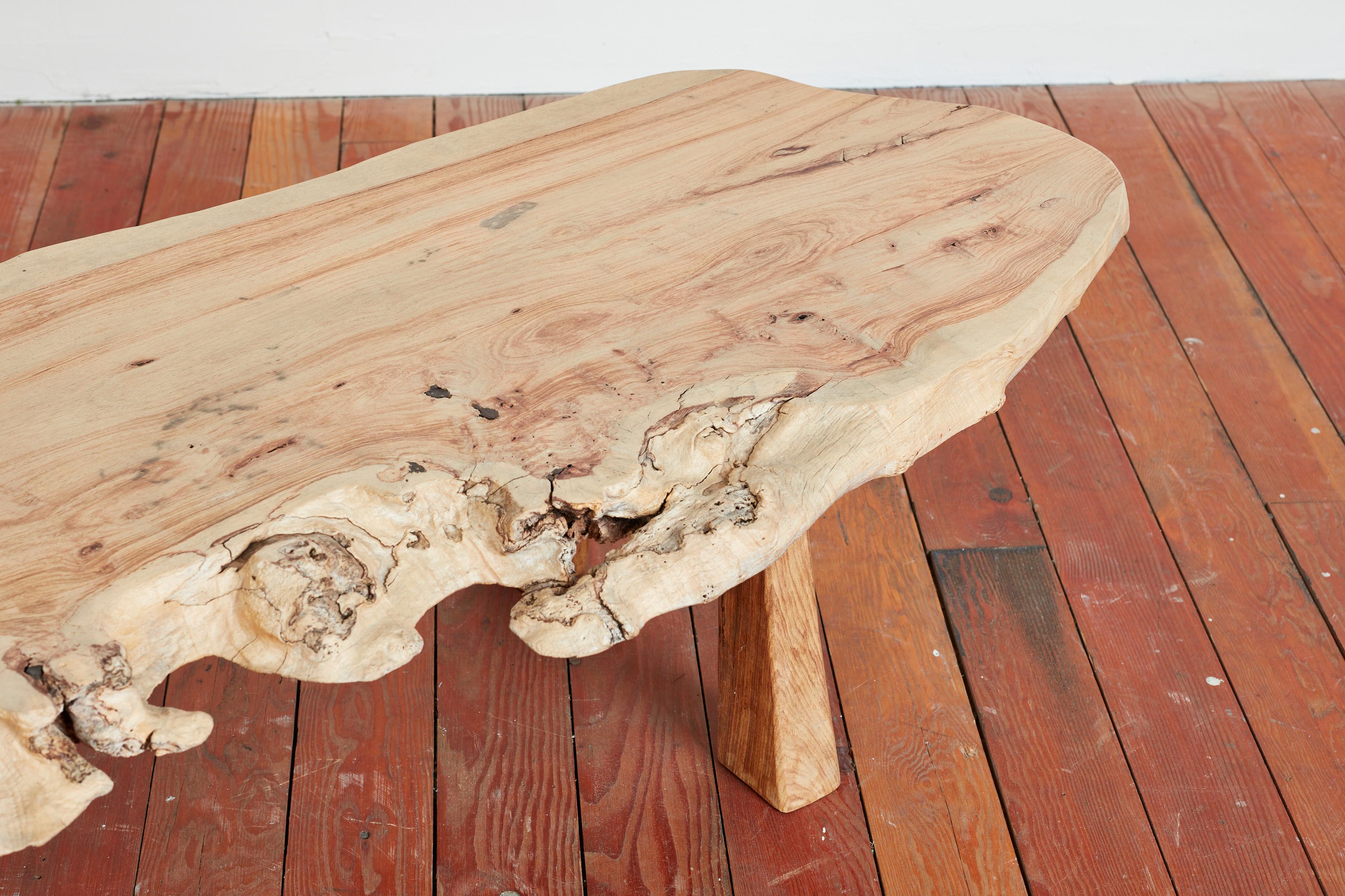 Mesa de centro / banco de madera de olivo de forma libre Francés