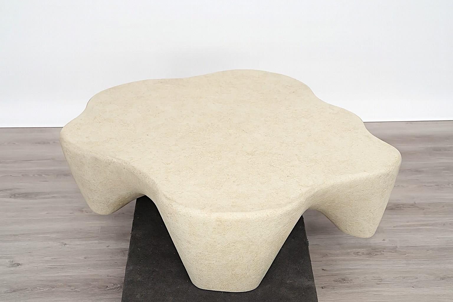 Portugais Table basse design Free Form Organic en finition plâtre vieilli en vente