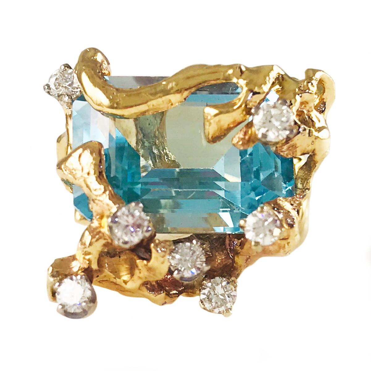 Questo anello di grande effetto è realizzato in oro giallo 14 carati e misura 6. Presenta un design artistico a forma libera che lo rende davvero unico nel suo genere. Ha una presenza consistente con un peso totale di 23,9 grammi. Al centro