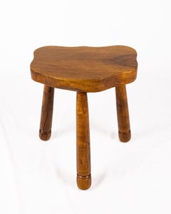 Sgabello a treppiede di forma libera in legno di olmo, realizzato nella Bretagna francese negli anni '50