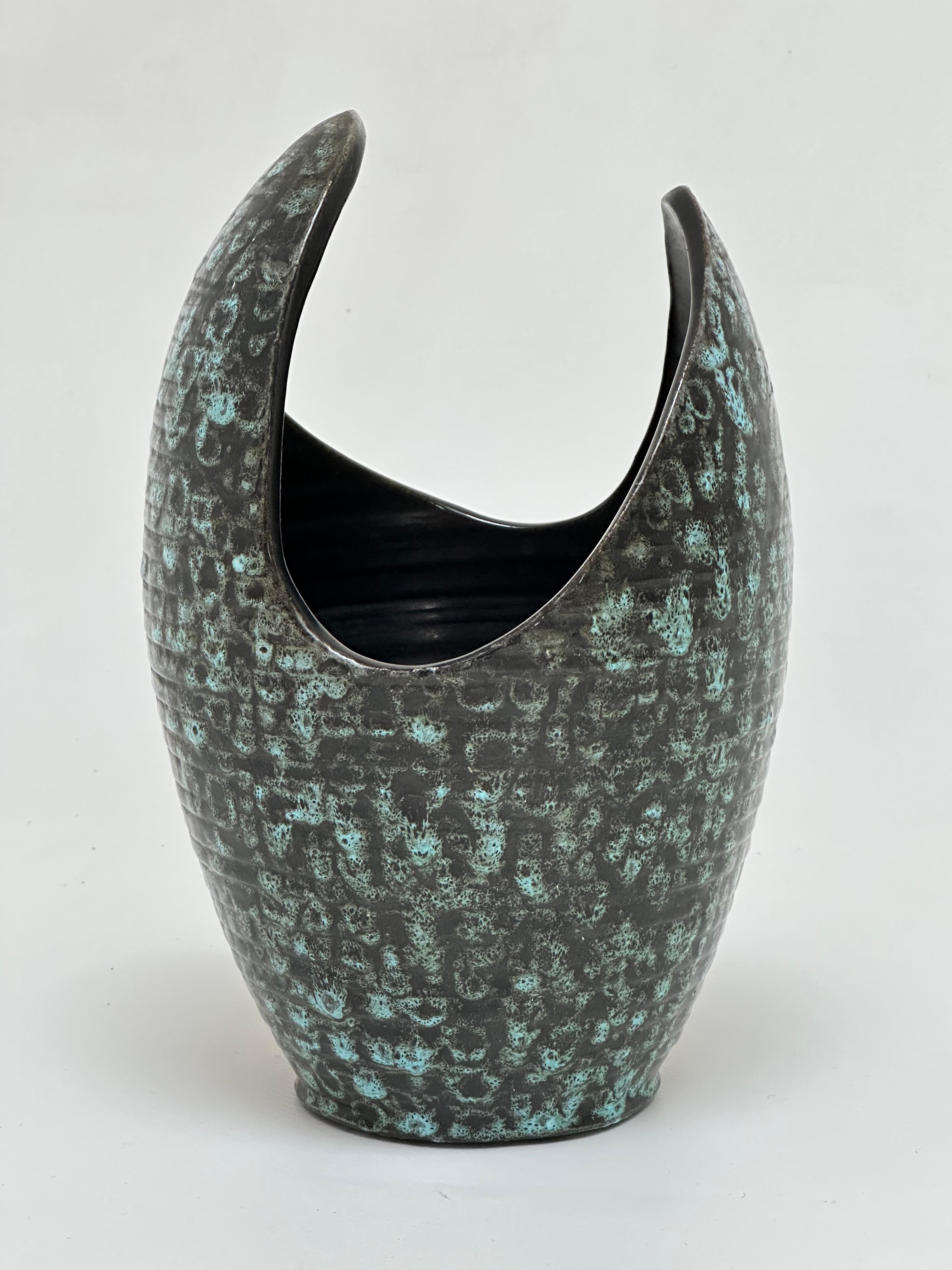 Vase de forme libre, Accolay, France, vers 1960 en vente 3