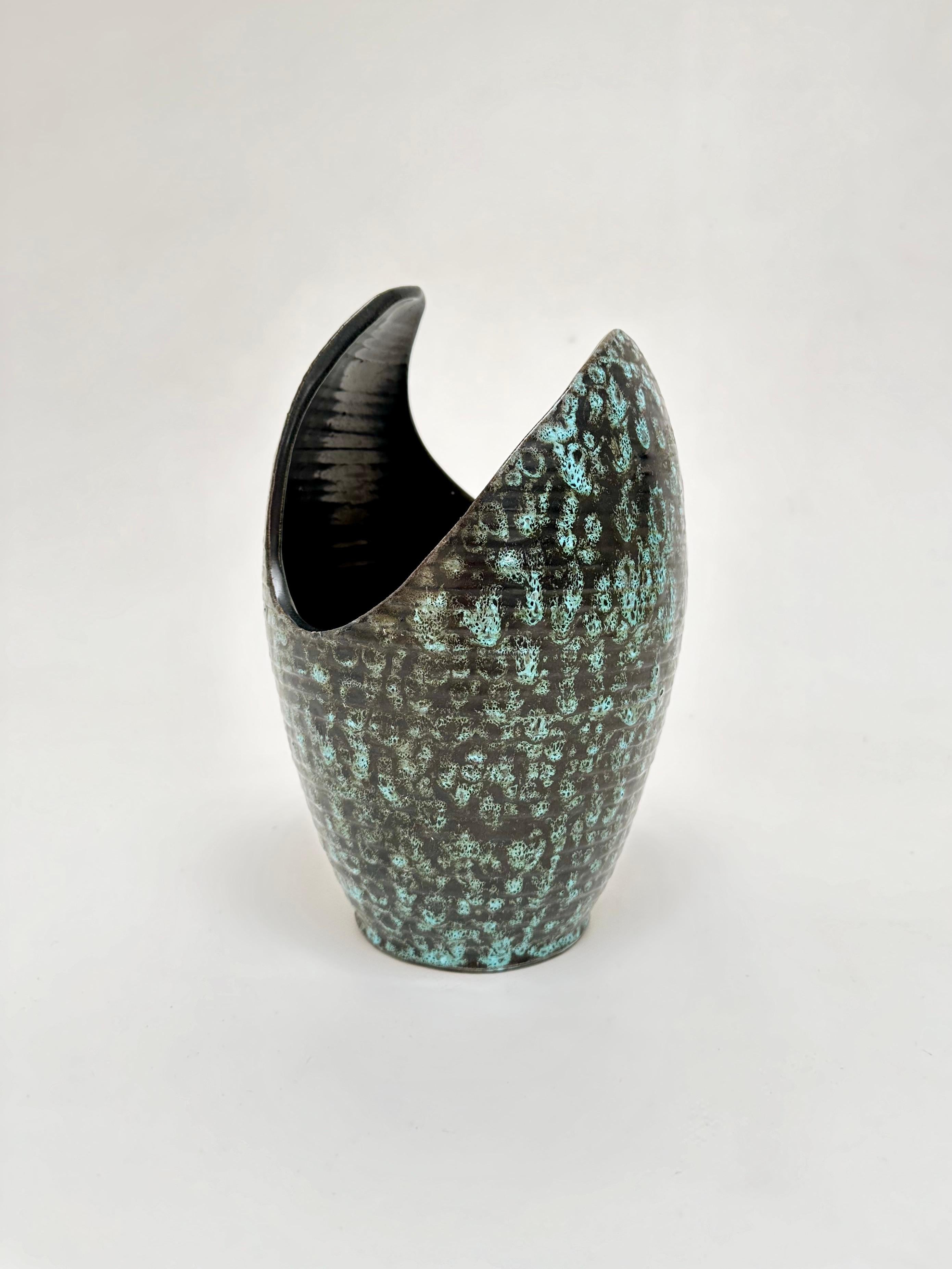 Grand vase ovoïde tourné et largement taillé.
Glaçage à effet de bulles à l'extérieur et noir simple à l'intérieur.
Signé au dos.
Ce vase est en excellent état, exempt de toute restauration.


À propos d'Accolay 

Accolay désigne à la fois le lieu