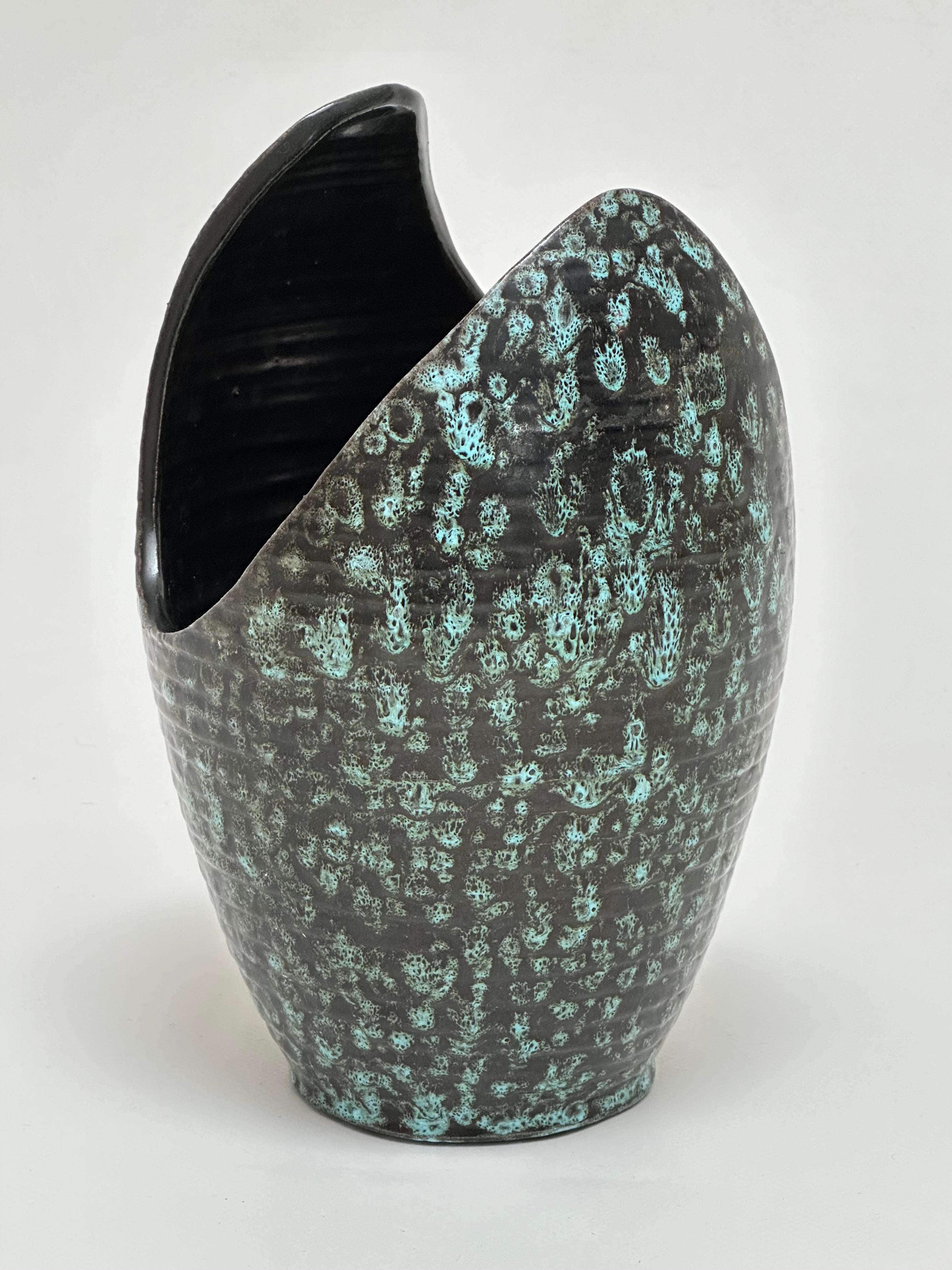 Vase de forme libre, Accolay, France, vers 1960 Bon état - En vente à St Ouen, FR