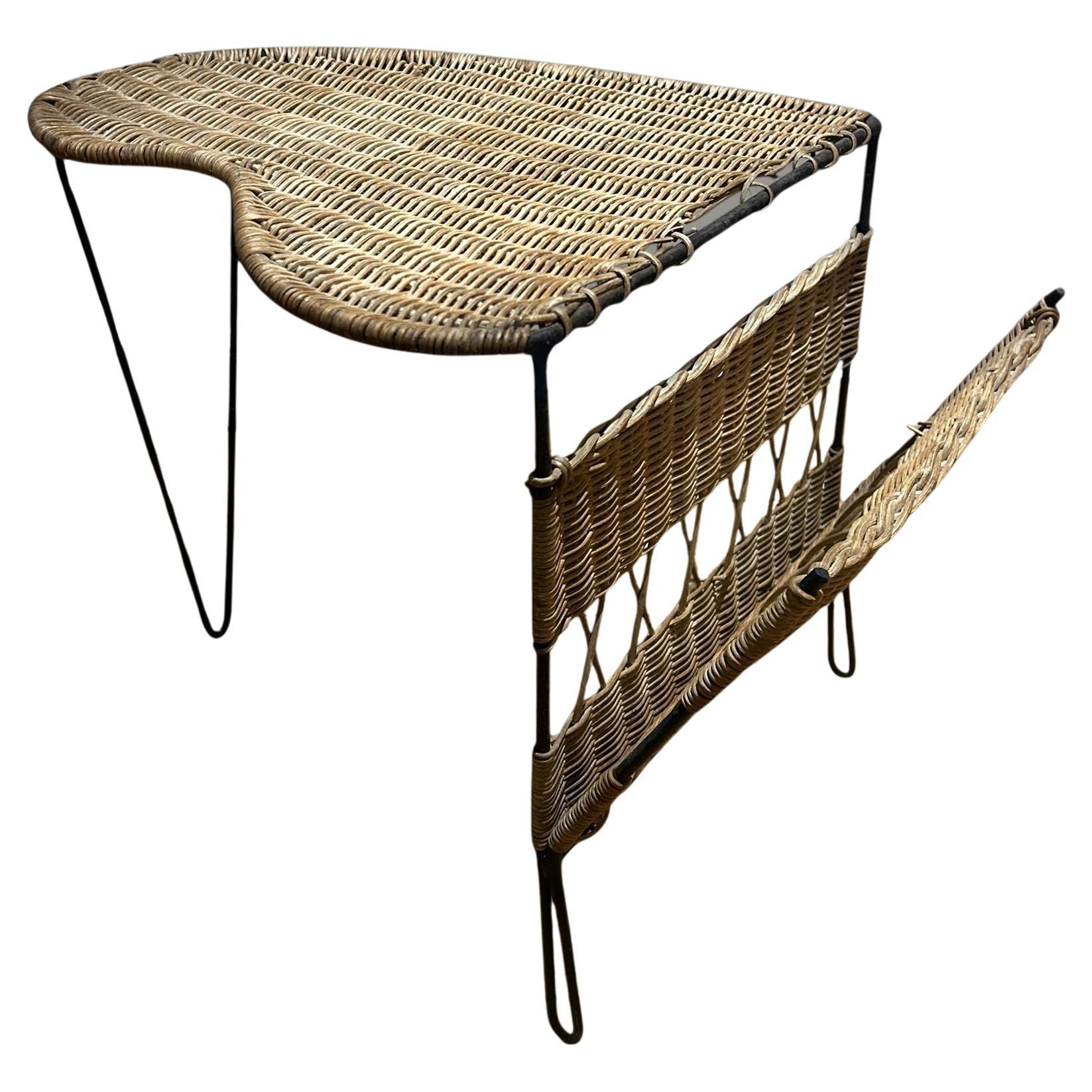 Mesa de forma libre de mimbre tejido y metal de Raoul Guys , años 50 en venta