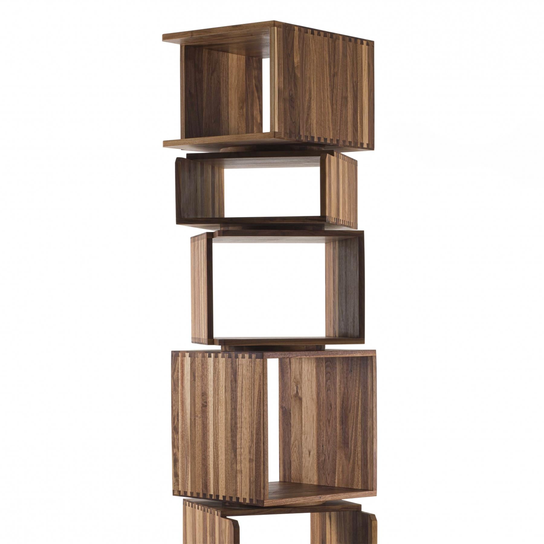 Bookcase free round with solid walnut wood structure, 
with 7 modules stacked in a bookcase column on a swivel base.
Each element's amde with dovetails joints in solid wood, 15mm thickness.