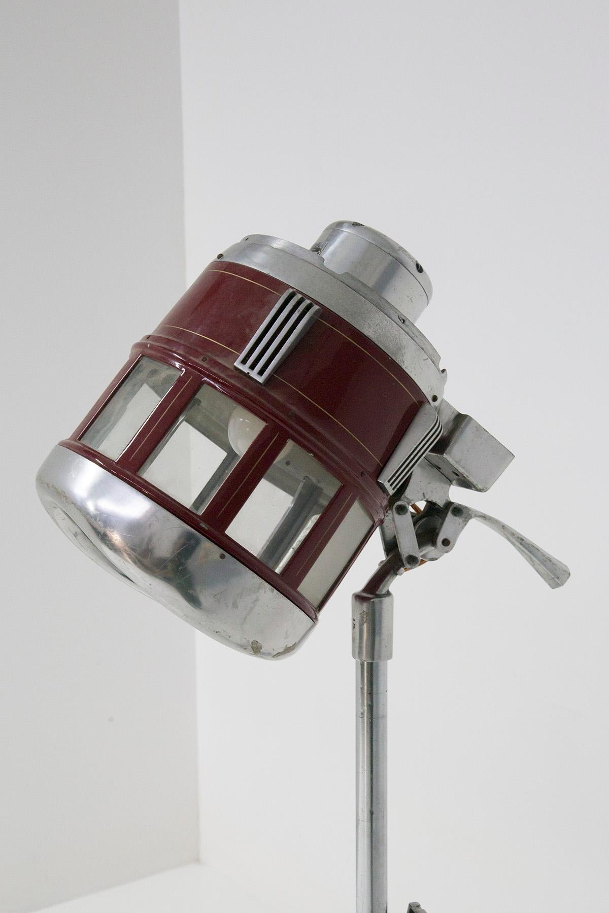 Beautiful decorative impact lamp made from a 1950s hairdresser's helmet, from the Free S series.
The helmet is made of a very solid and durable metal alloy, with a three-foot leg that allows the weight to be well distributed.
The rod that connects
