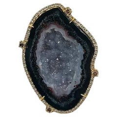 Anello in oro giallo 18 carati a forma libera di quarzo blu nero con diamanti a raggiera