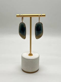 Boucles d'oreilles de forme libre en or 14K avec saphir brun et vert foncé et diamants