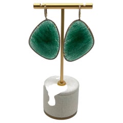 Orecchini a goccia di forma libera in avventurina verde scuro in oro 14K, unici nel loro genere