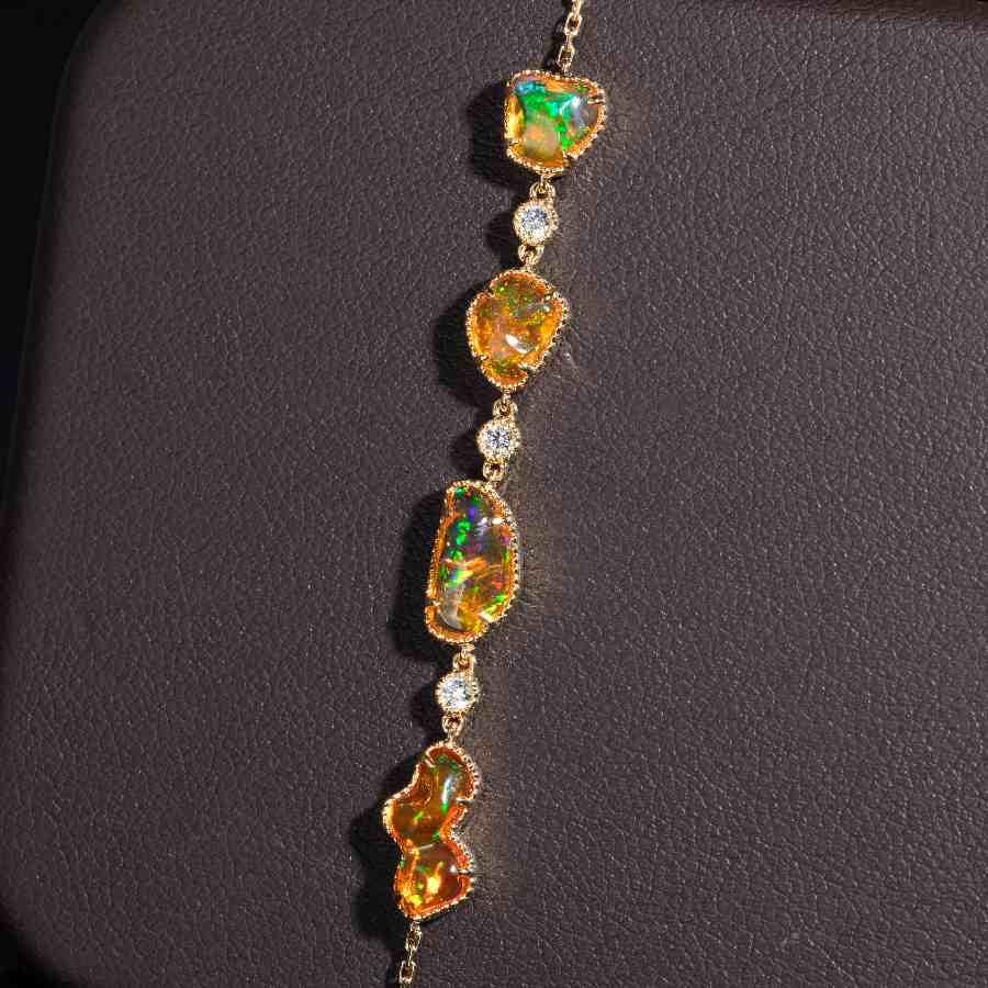 Frei geformtes mexikanisches Feueropal-Diamant-Armband aus 18 Karat Gelbgold (Künstler*in) im Angebot