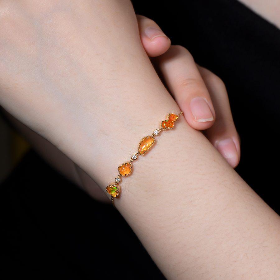 Frei geformtes mexikanisches Feueropal-Diamant-Armband aus 18 Karat Gelbgold (Brillantschliff) im Angebot