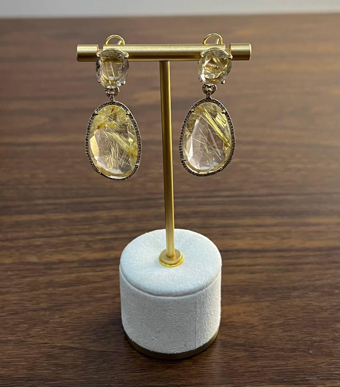 Pendientes de Oro 4K Halo de Diamantes de Cuarzo Rosa Rutilado de Forma Libre en venta 3