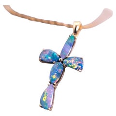 Collier croix à doublet opales de forme libre en or jaune 14 carats