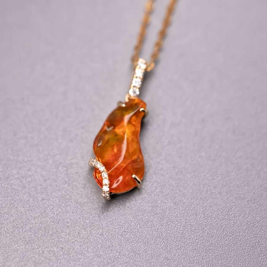 Free Shaped Mexican Fire Opal Diamond Necklace Anhänger 18K Gelbgold.


Kostenloser Inlandsversand mit USPS First Class! Kostenlose Geschenktüte oder -box zu jeder Bestellung!

Der Opal, die Königin der Edelsteine, ist einer der schönsten Edelsteine