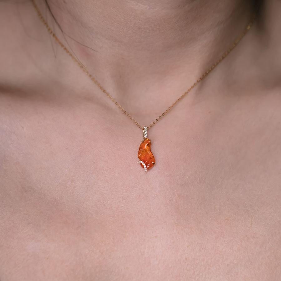 Frei geformter mexikanischer Feueropal-Diamant-Halskette mit Diamant-Anhänger aus 18 Karat Gelbgold (Arts and Crafts)