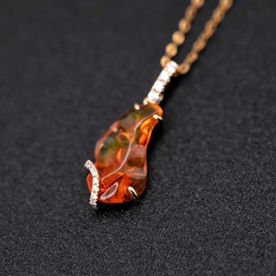 Frei geformter mexikanischer Feueropal-Diamant-Halskette mit Diamant-Anhänger aus 18 Karat Gelbgold (Brillantschliff)