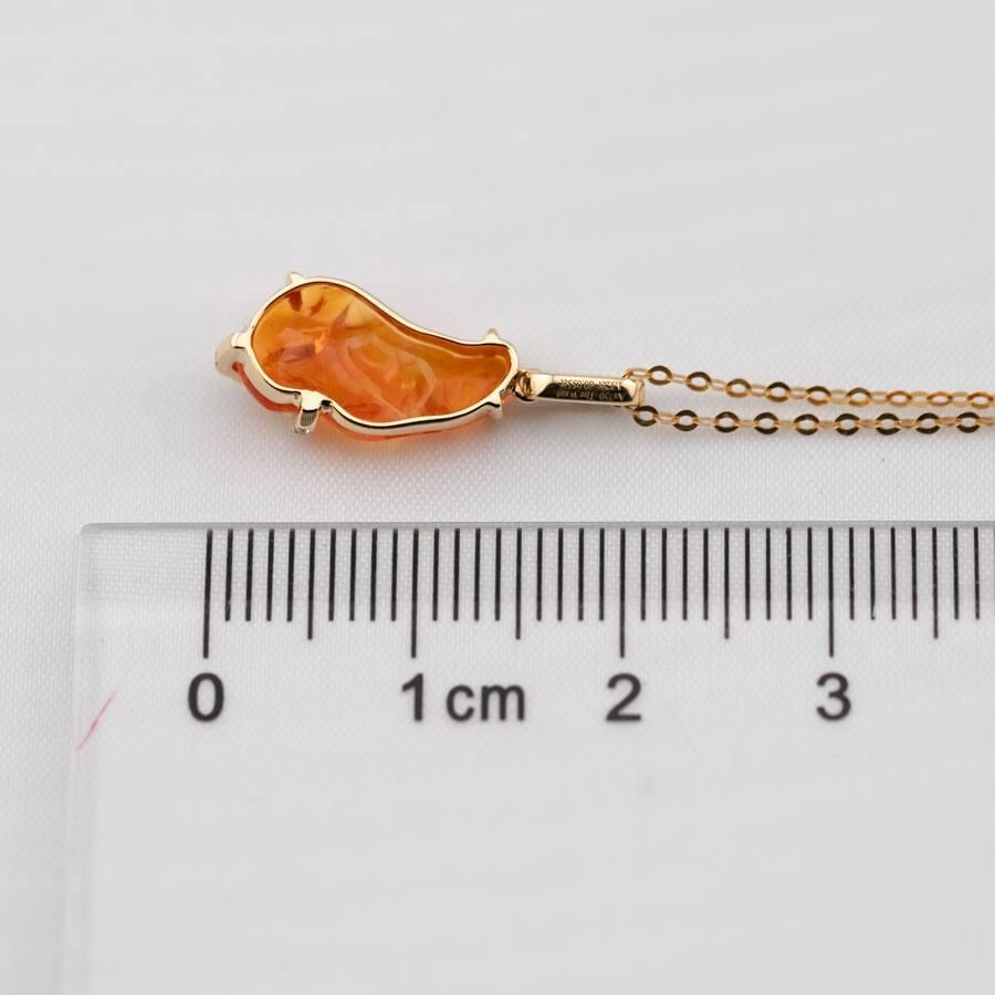 Frei geformter mexikanischer Feueropal-Diamant-Halskette mit Diamant-Anhänger aus 18 Karat Gelbgold im Zustand „Neu“ in Suwanee, GA