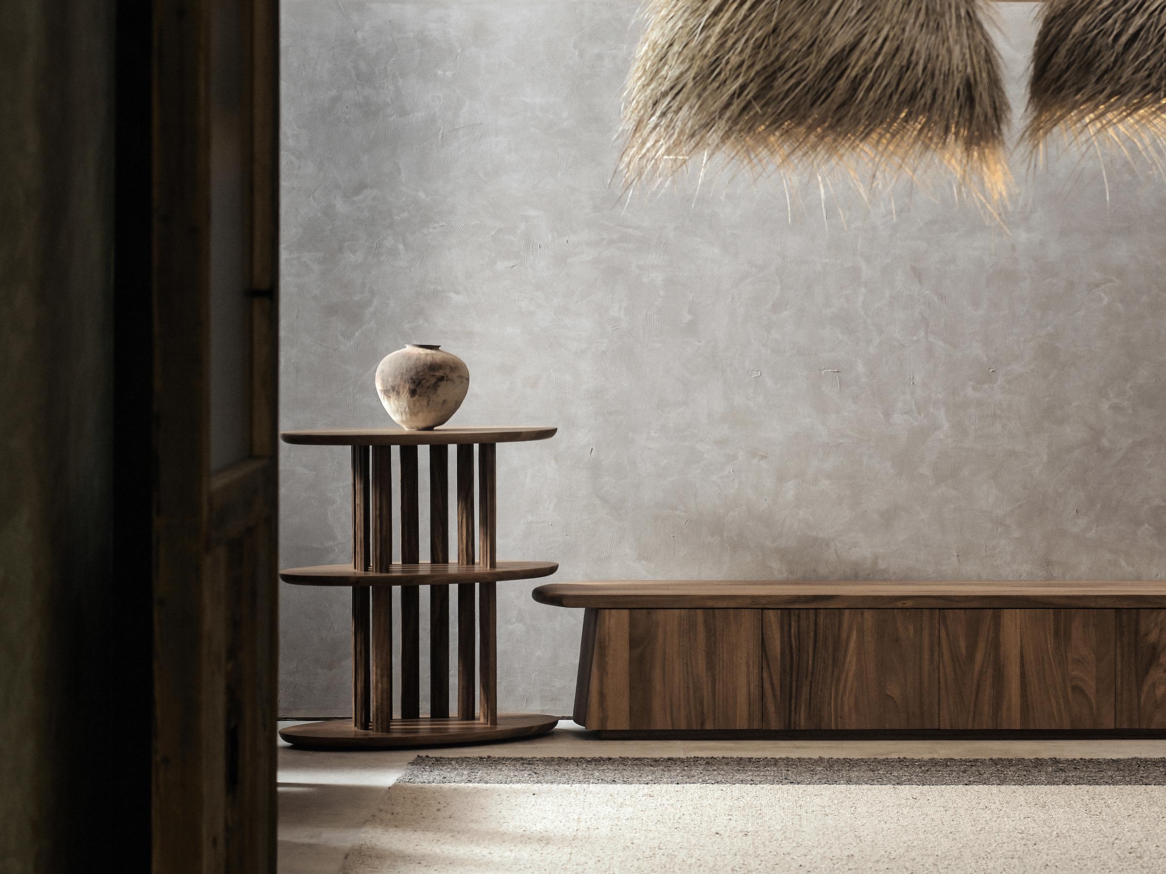 Scaffali liberi di DAaZ
Dimensioni: D 45 x L 80 x H 83 cm.
Materiali: Legno di Albizzia.


DAaZ Furniture onora lo spirito di avventura. Accettiamo l'evasione dall'ordinario e ci rallegriamo della magia che si trova nell'inaspettato. La nostra