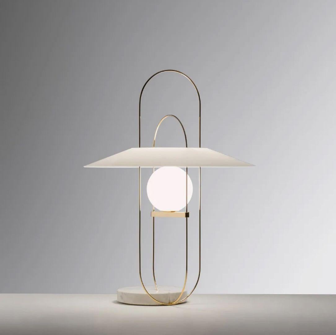 Setareh - Lampada da tavolo media - Base in marmo con filo metallico dorato, paralume in vetro bianco

Disegnata da Francesco Librizzi, la lampada da tavolo a LED Setareh di FontanaArte è una celebrazione della luce e dell'eleganza. Ogni lampada è