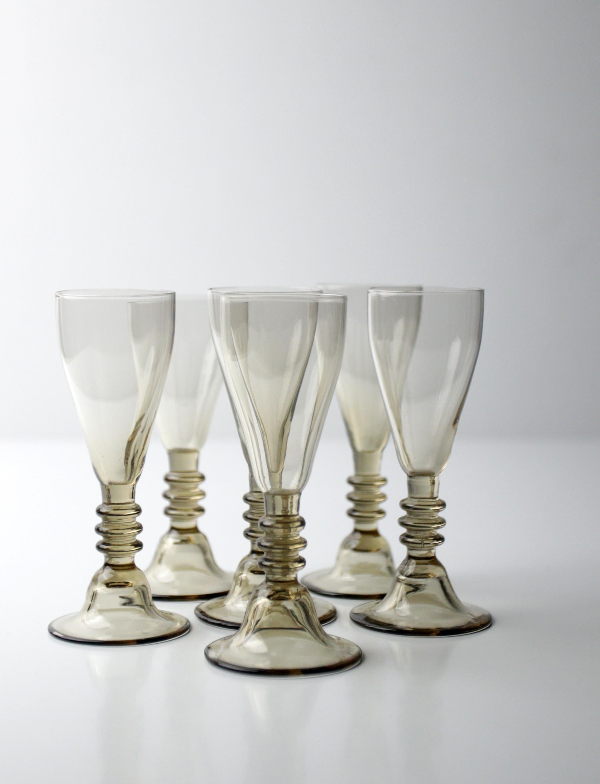 Beautiful Little liqueur glasses (ca 10.5cm high) designed by Willem Jacob Roozendaal in 1932 for Kristalunie Maastricht.
The set contains 6 pieces and all in a good condition with little traces of use, one has a mini chip of the rim (see the