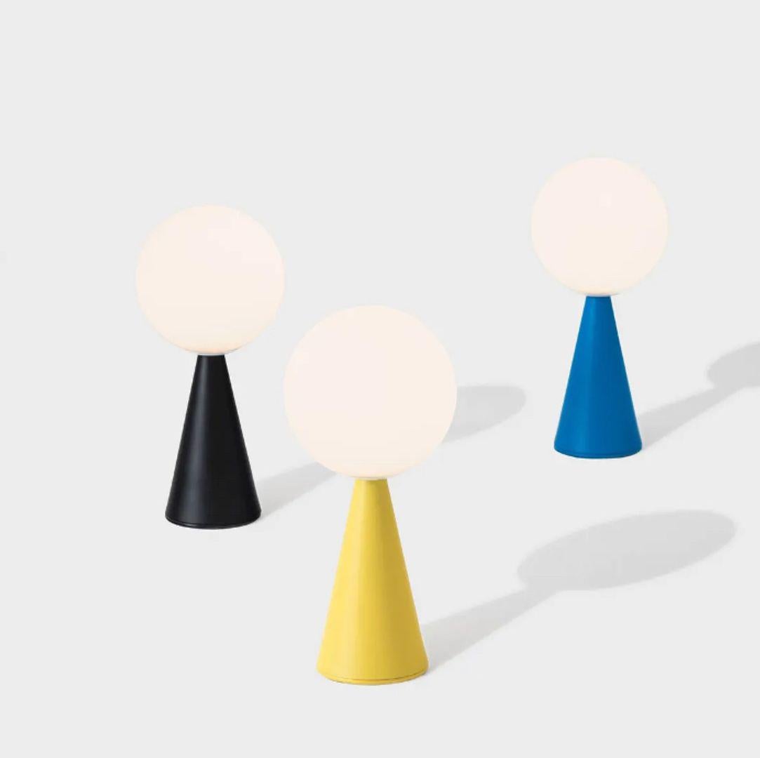Nada más que una esfera, en equilibrio aparentemente imposible, sobre un cono que le sirve de base. Uno de los muchos trucos de magia compositiva de Gio Ponti, diseñado en 1932. El contrapeso de dos formas geométricas elementales da como resultado