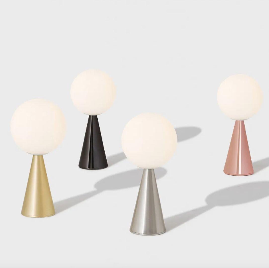 Non è altro che una sfera, incastonata in un'impresa di equilibrio apparentemente impossibile, su un cono che funge da base. Uno dei tanti giochi di prestigio compositivi di Gio Ponti, progettato nel 1932. Il bilanciamento di due forme geometriche