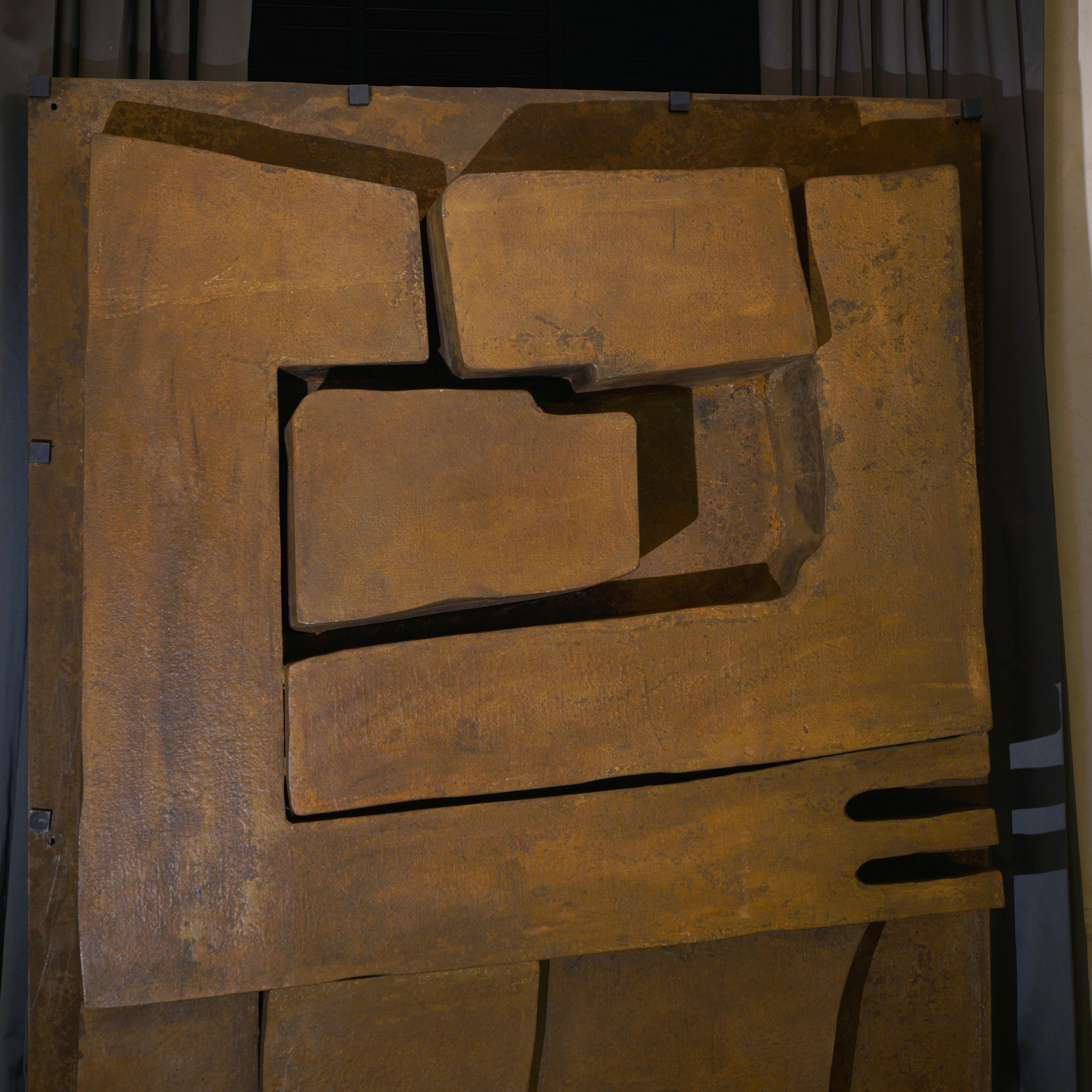 Freestanding tall sculpture in rusted steel, mounted on a steel base, signed and dated F.G. 73.