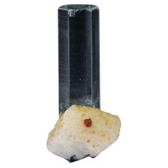 Freistehendes Aquamarin auf Albit mit Spessertine-Granat aus Pakistan