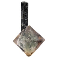 Cristalli di tormalina nera in posizione libera su fluorite rosa dal Pakistan