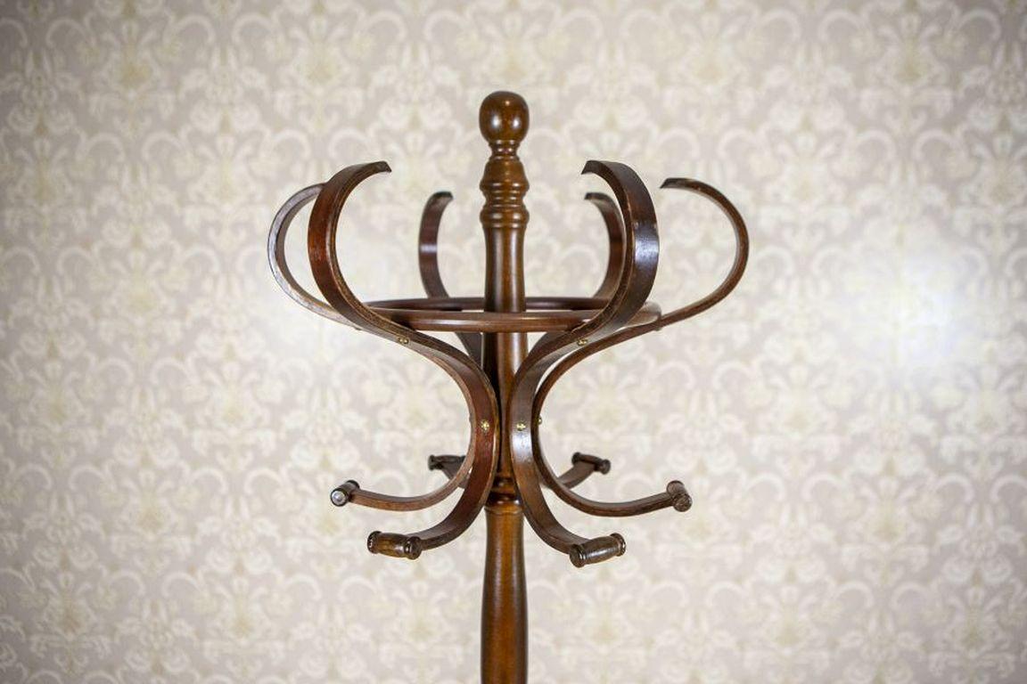 Appendiabiti a piantana in stile Thonet degli anni '70

Un appendiabiti in legno di faggio curvato di colore marrone scuro. Un pezzo degli anni '70, in stile Thonet.
In condizioni particolarmente buone, dopo la lucidatura della superficie.