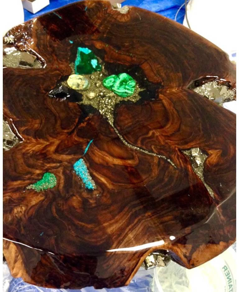 Autre Sculpture en bois de noyer incrustée de malachite, turquoise et tourmaline par Danna Weiss  en vente