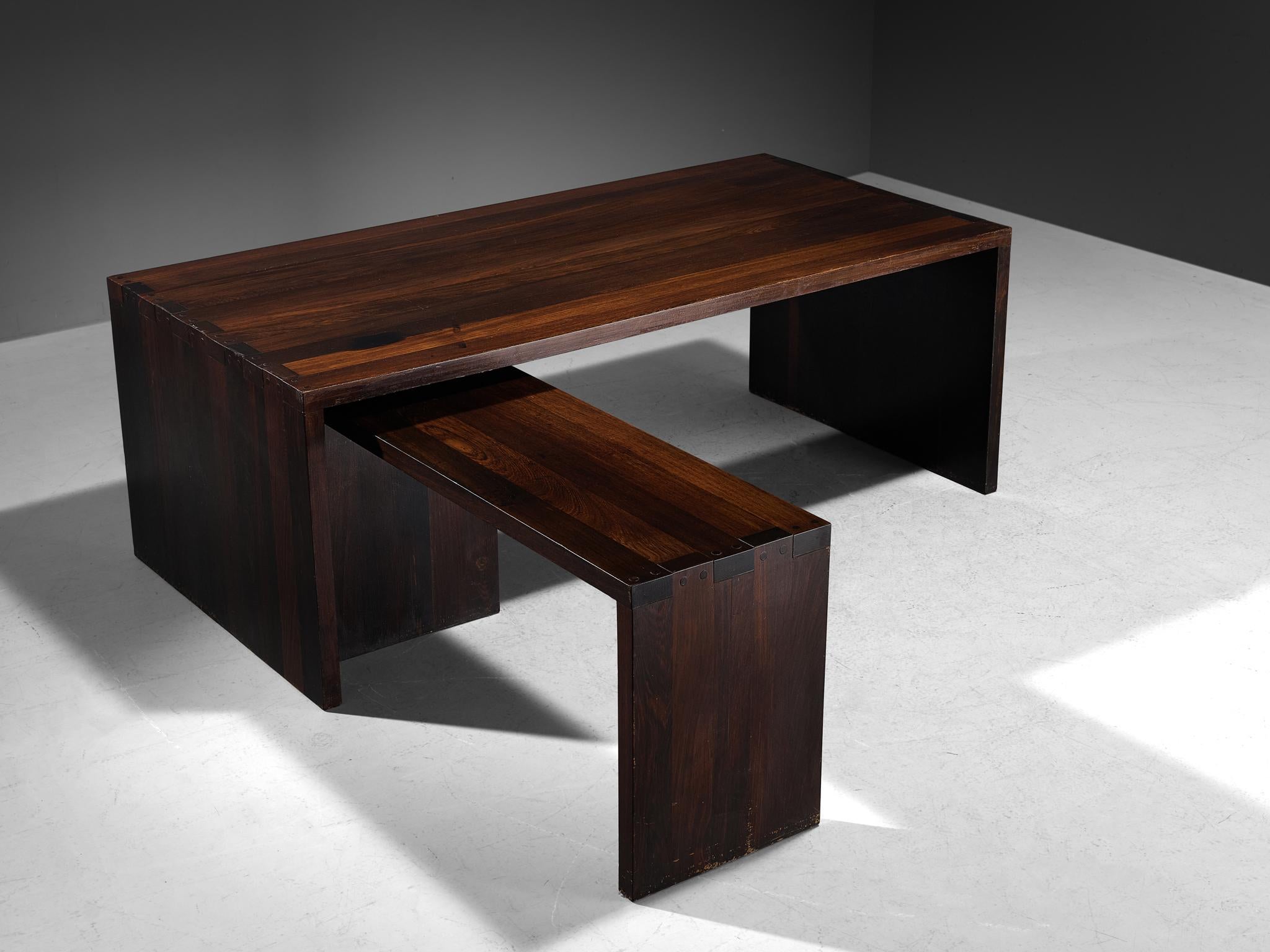 Bureau sur pied, placage de wengé, Europe du Nord, années 1960 

Cette table de forme rectangulaire est entièrement réalisée en wengé. Le plateau présente des bandes de placage de wengé, chacune présentant un motif et une couleur uniques, et