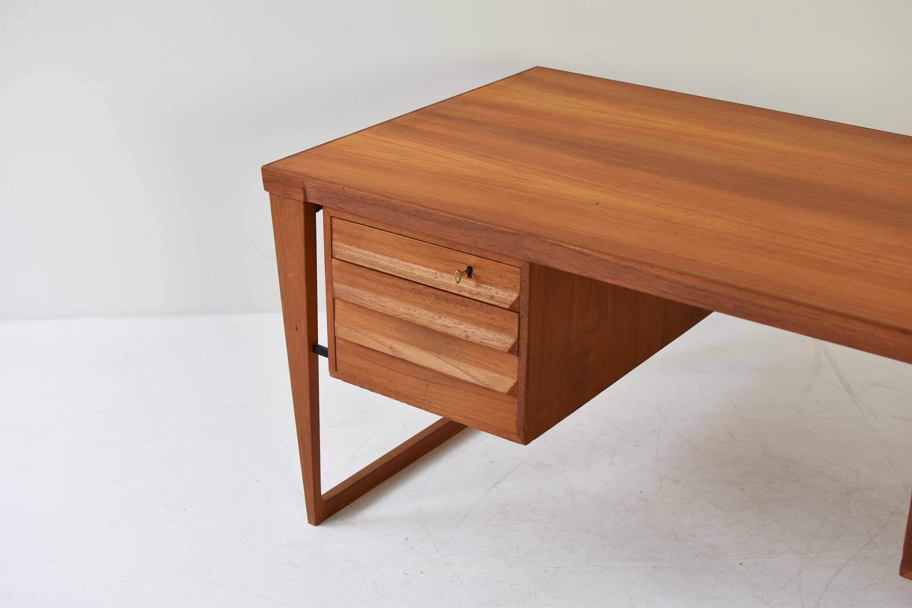 Free-Standing Desk by Kai Kristiansen for Feldballes Møbelfabrik, Denmark, 1950s In Good Condition In Antwerp, BE
