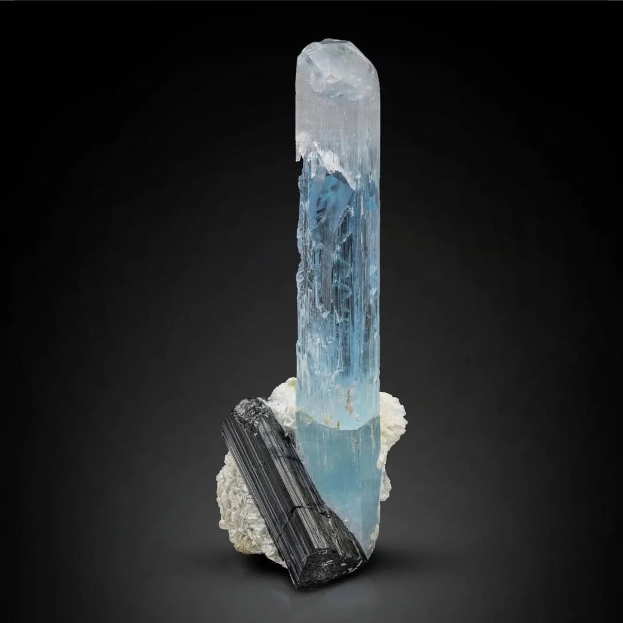 Información sobre el producto:

Nombre del espécimen: Aguamarina sobre Albita con Schorl

Peso: 98 gramos

Dimensiones: Al: 11 x An: 4,8 x Pr: 4,3 cm

Tratamiento: Ninguno

Origen: Distrito de Skardu, provincia de Gilgit Baltistán, Pakistán 