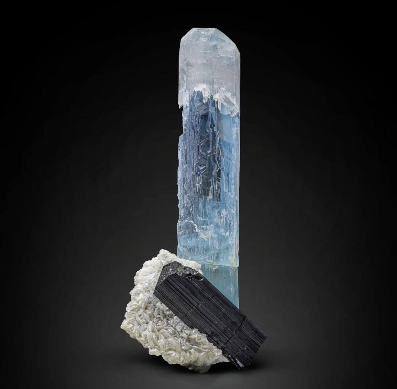 Cristal Aguamarina Grabado Sobre Albita Con Schorl De Pakistán Estilo Adán en venta