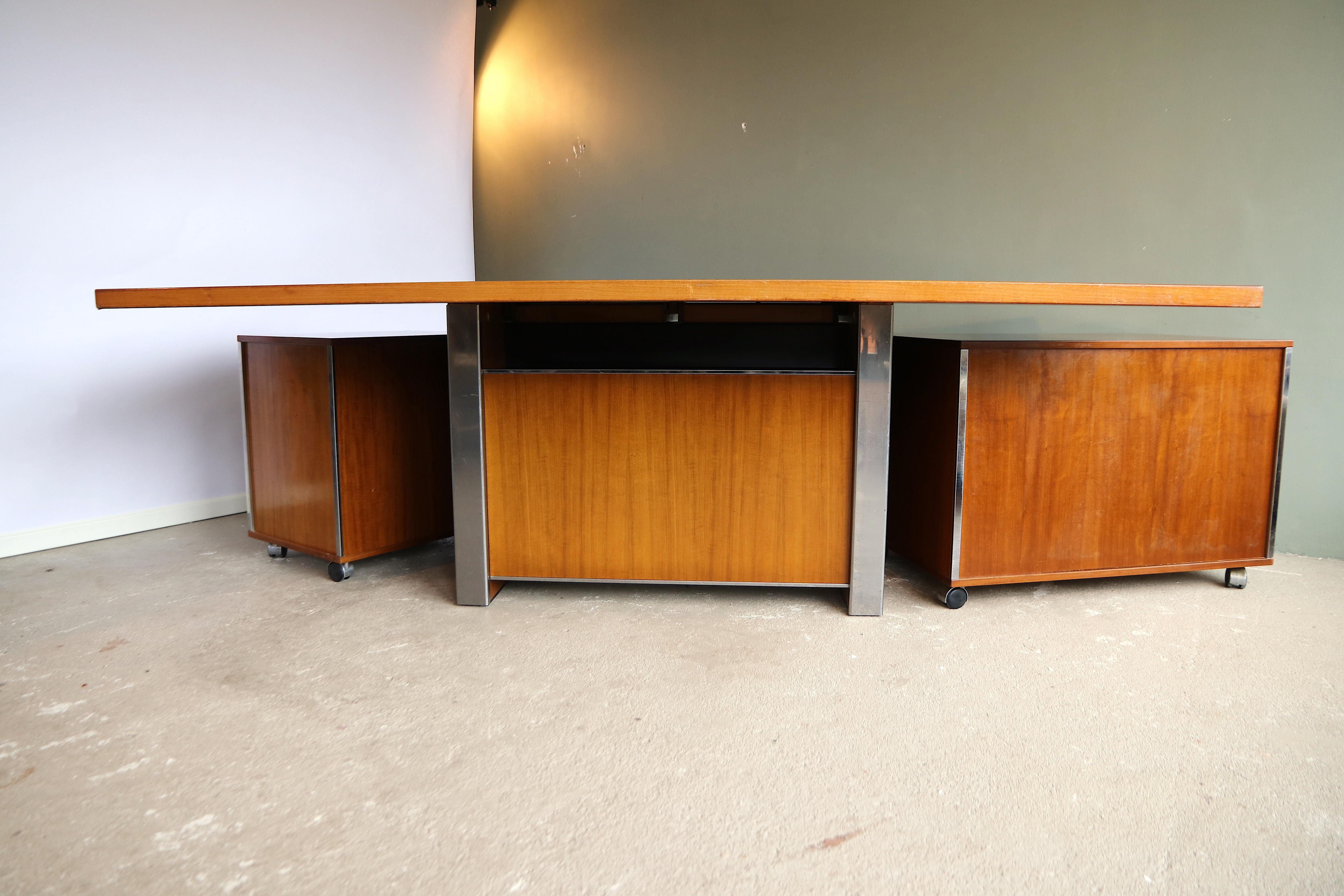 This is the very rare top of the line version of the executive corner desk in the style of Ico Parisi for MiM Roma, complete with all the optional modular accessories that were possible to order, such as the movable drawer cabinet on the right side