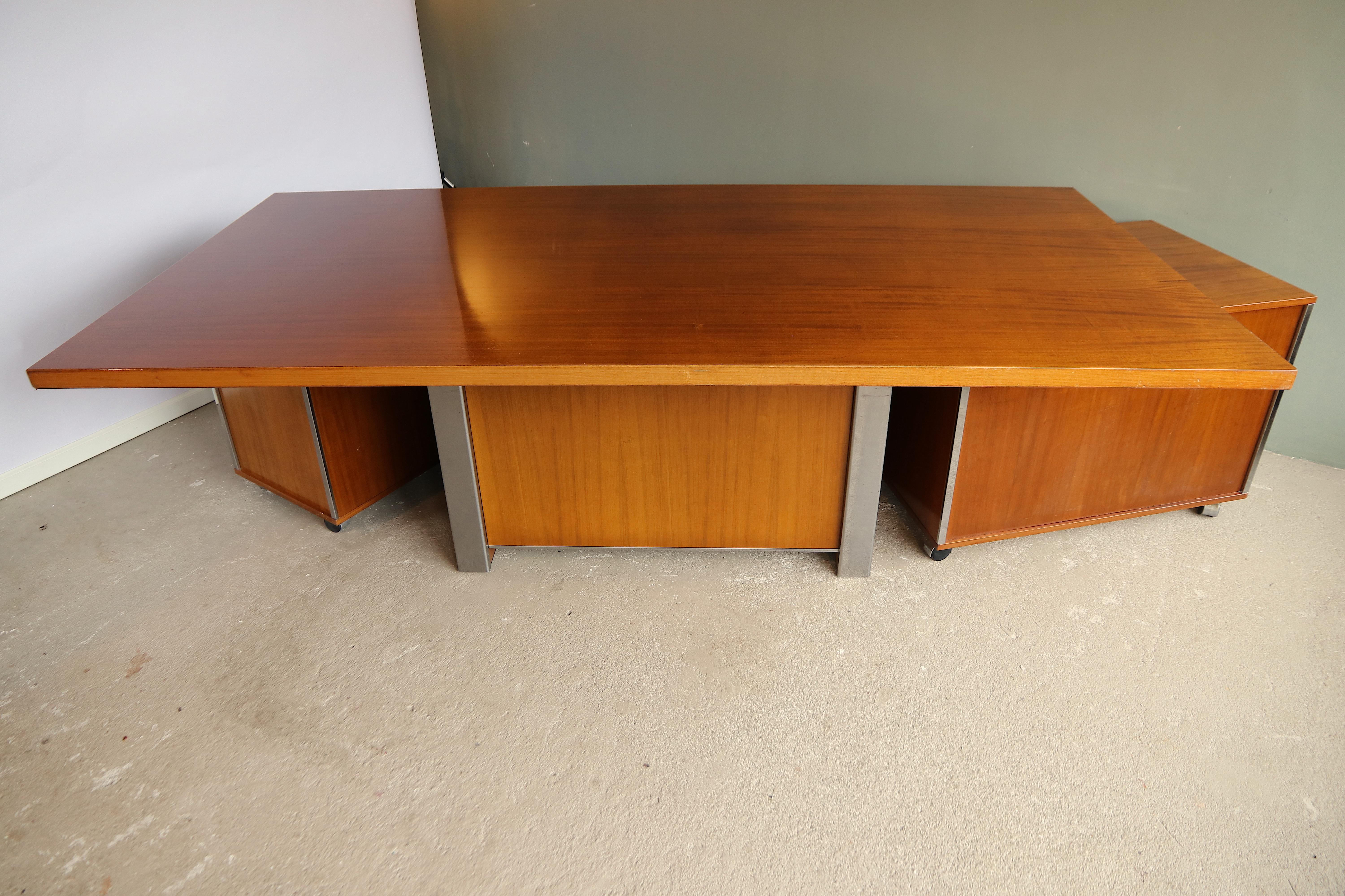 Mid-Century Modern Free-Standing Executive Corner Desk Ico Parisi Style for MIM Roma, Italy, 1960s For Sale