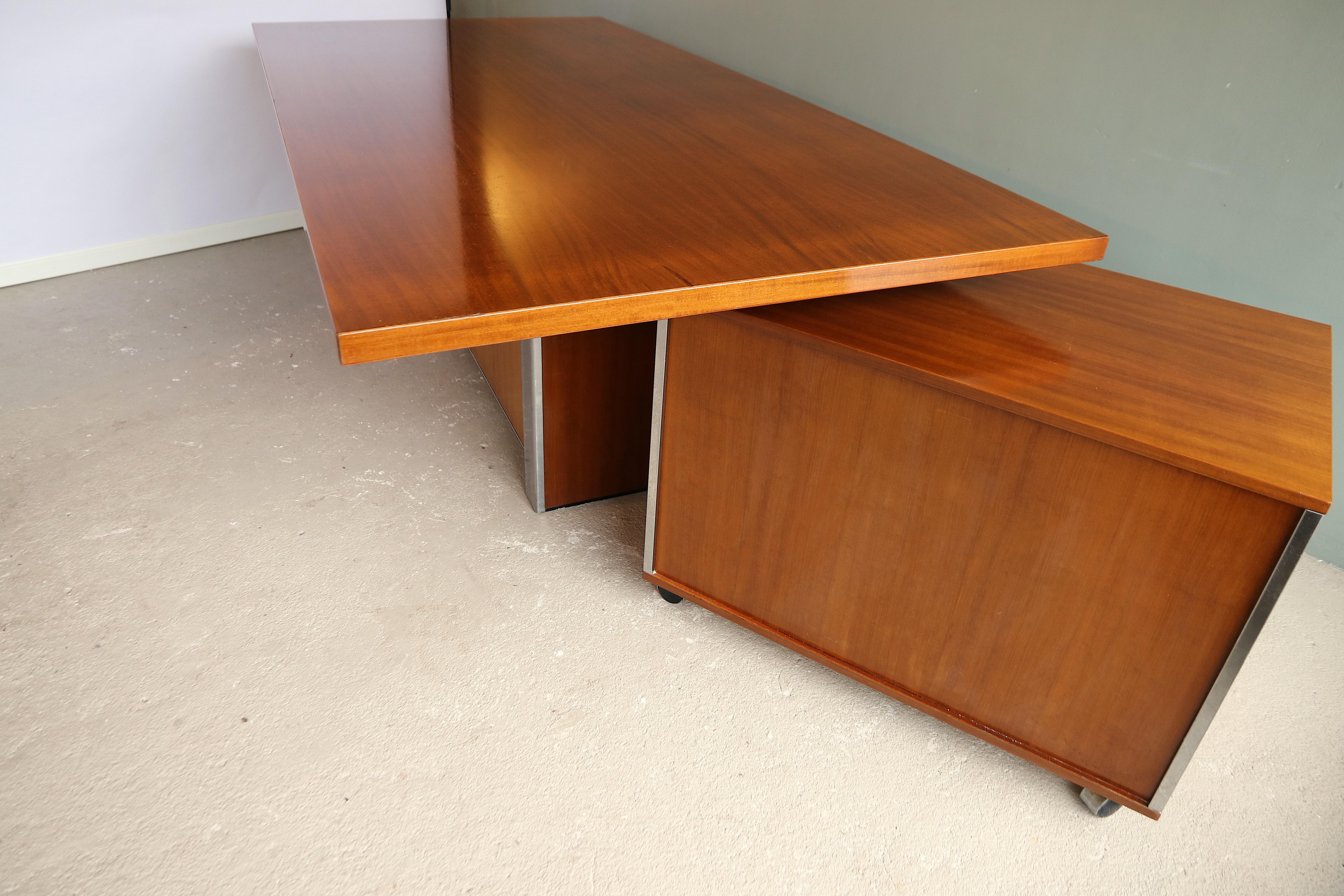 Mid-20th Century Free-Standing Executive Corner Desk Ico Parisi Style for MIM Roma, Italy, 1960s For Sale
