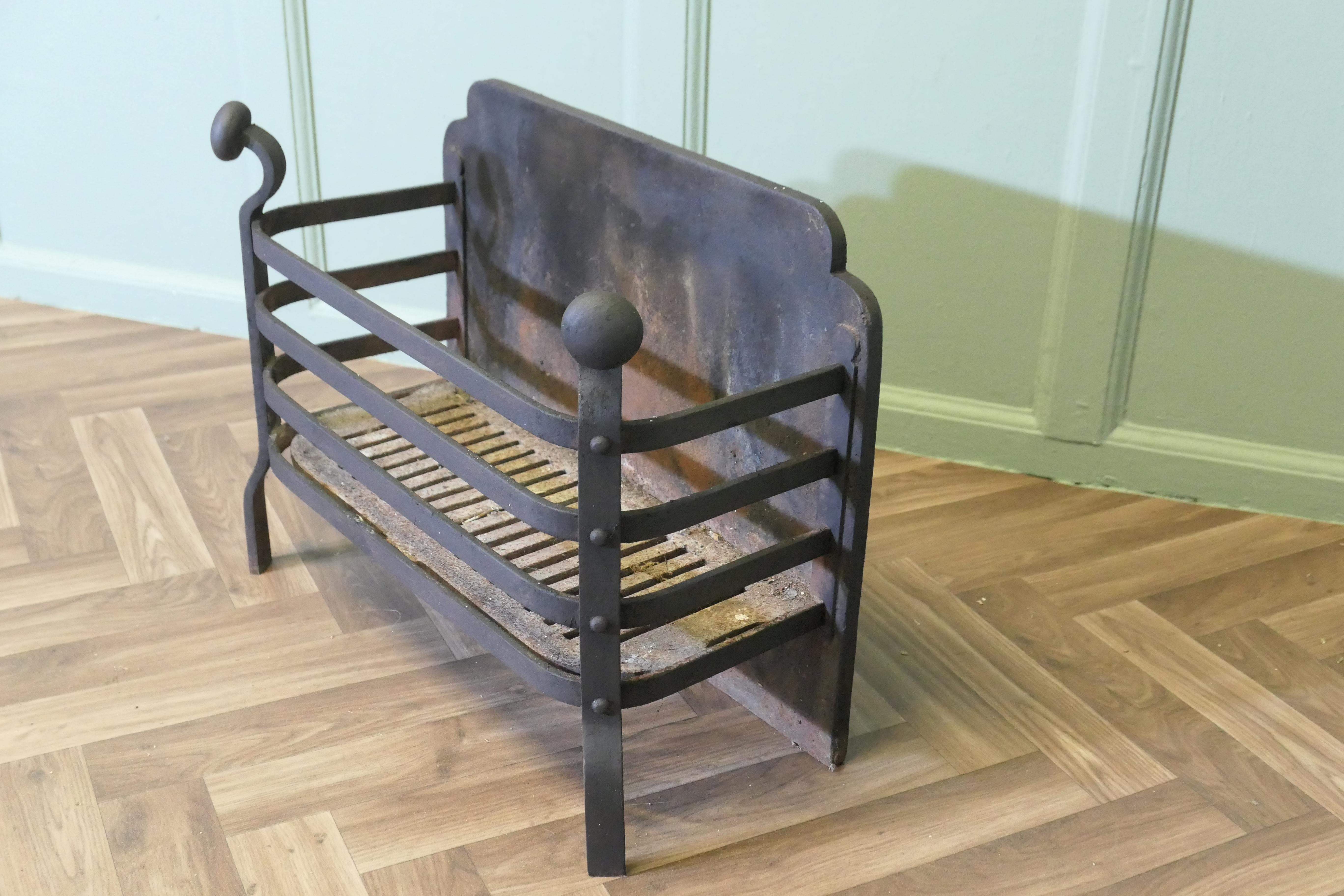 Free Standing Fire Basket, Iron Fire Grate im Zustand „Gut“ im Angebot in Godshill, Isle of Wight