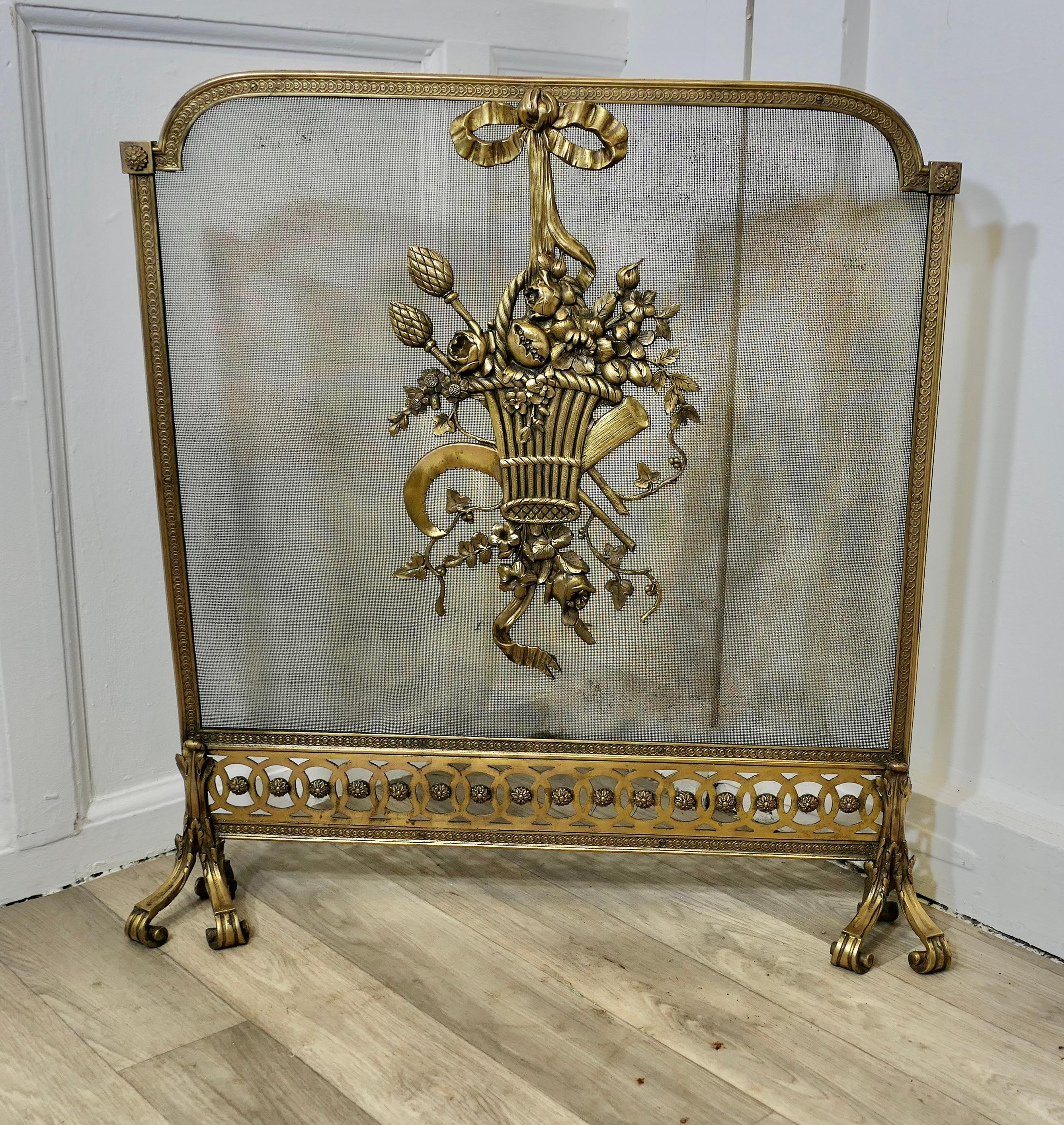 Parafuoco in ottone French Rococo, parascintille

Il parafuoco è un pezzo di qualità eccellente, di forma quasi quadrata e con una forma ricurva.  angoli e grandi piedi fermi. La cornice è molto decorativa, con decorazioni in ormolu' inserite in una