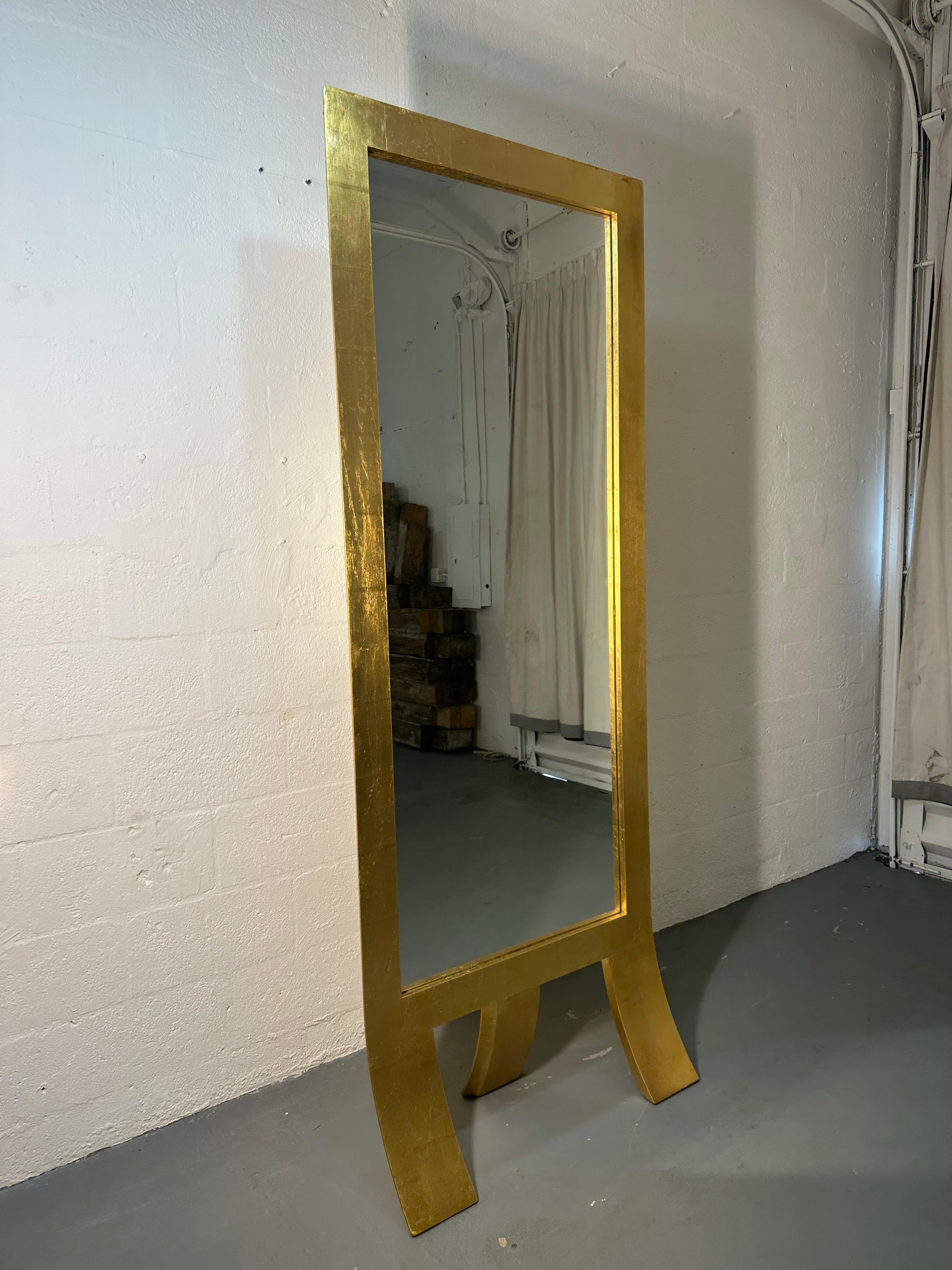 La séparation de pièce autoportante Golden Mirror est fabriquée en peuplier massif recouvert de feuilles d'or. Ce meuble est tellement beau sous tous les angles que vous pouvez l'utiliser dans n'importe quelle pièce de votre maison, contre un mur,