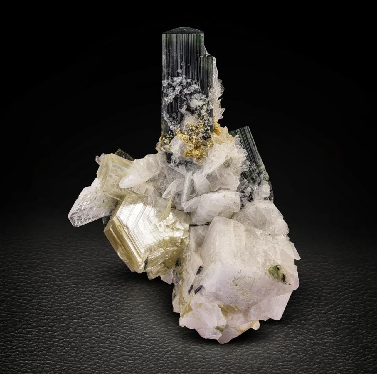 Informationen zum Produkt:

Name der Probe: Grüner Cap-Turmalin-Cluster

Gewicht: 66 Gramm

Abmessungen: H: 7,7 x B: 5,7 x T: 4 cm

Behandlung: Keine

Herkunft: Staknala Gali, Haramosh-Gebirge, Skardu, Pakistan 

Beschreibung:

Dieser auffällige,