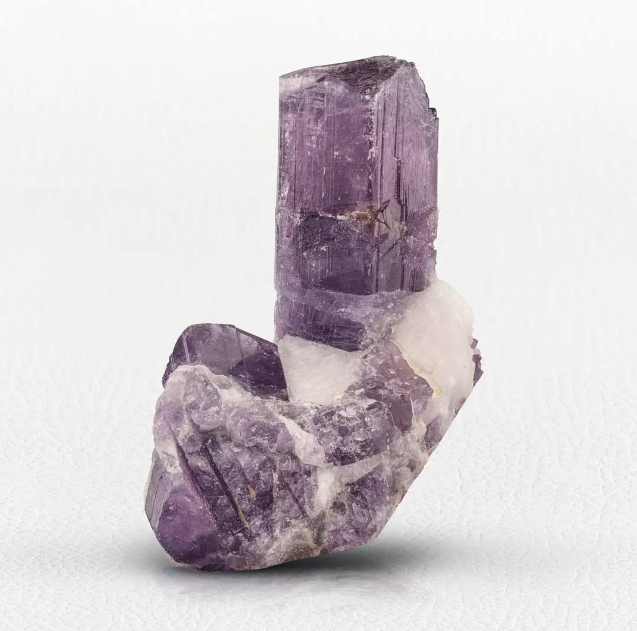 Freistehender beeindruckender lila Scapolite-Kristall auf Calcite aus Afghanistan im Zustand „Gut“ im Angebot in Peshawar, PK