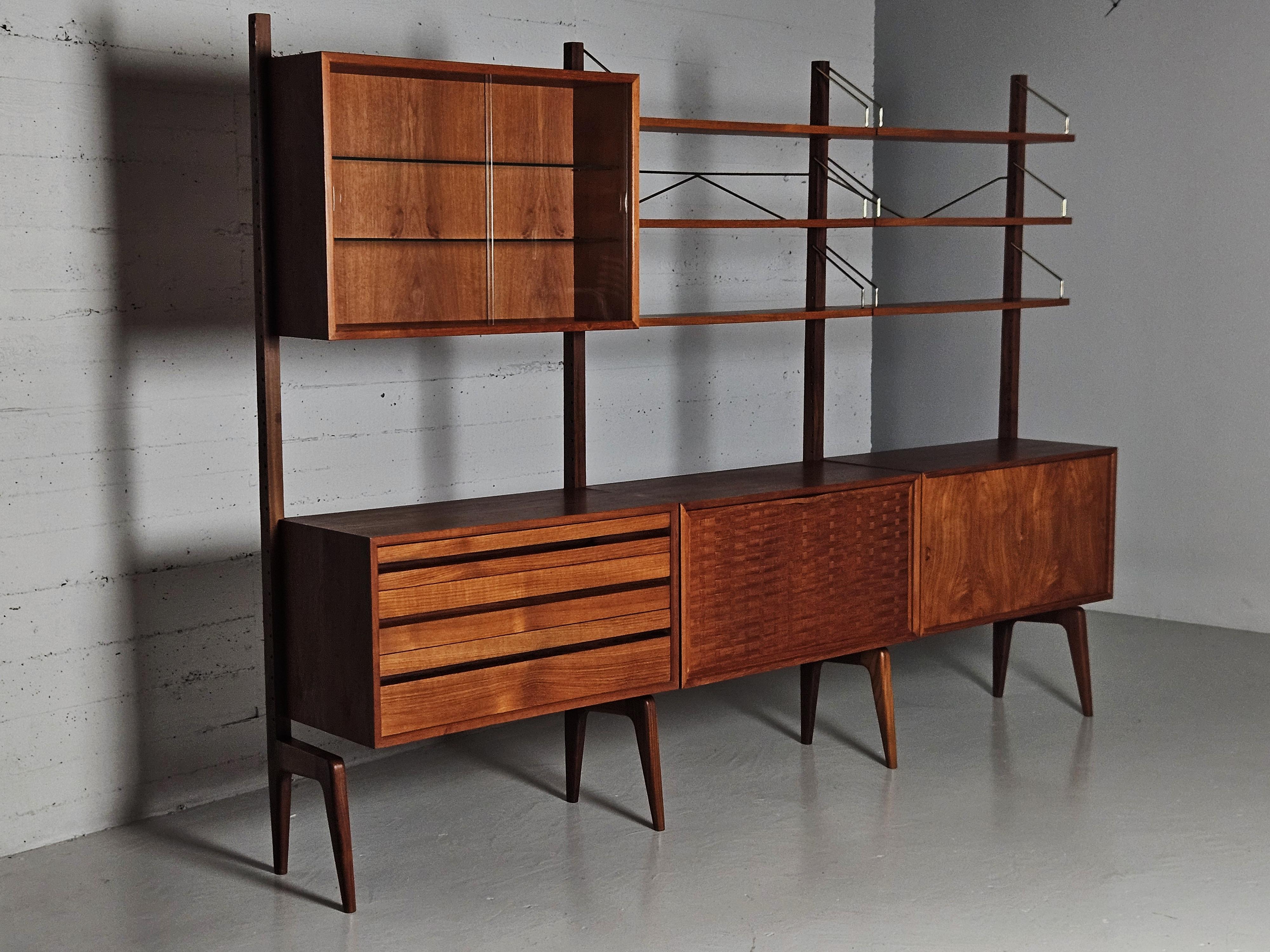 Unità modulare classica di Poul Cadovius prodotta da Cado, in Danimarca, negli anni '60.

Raro modello indipendente. Realizzato in teak. 