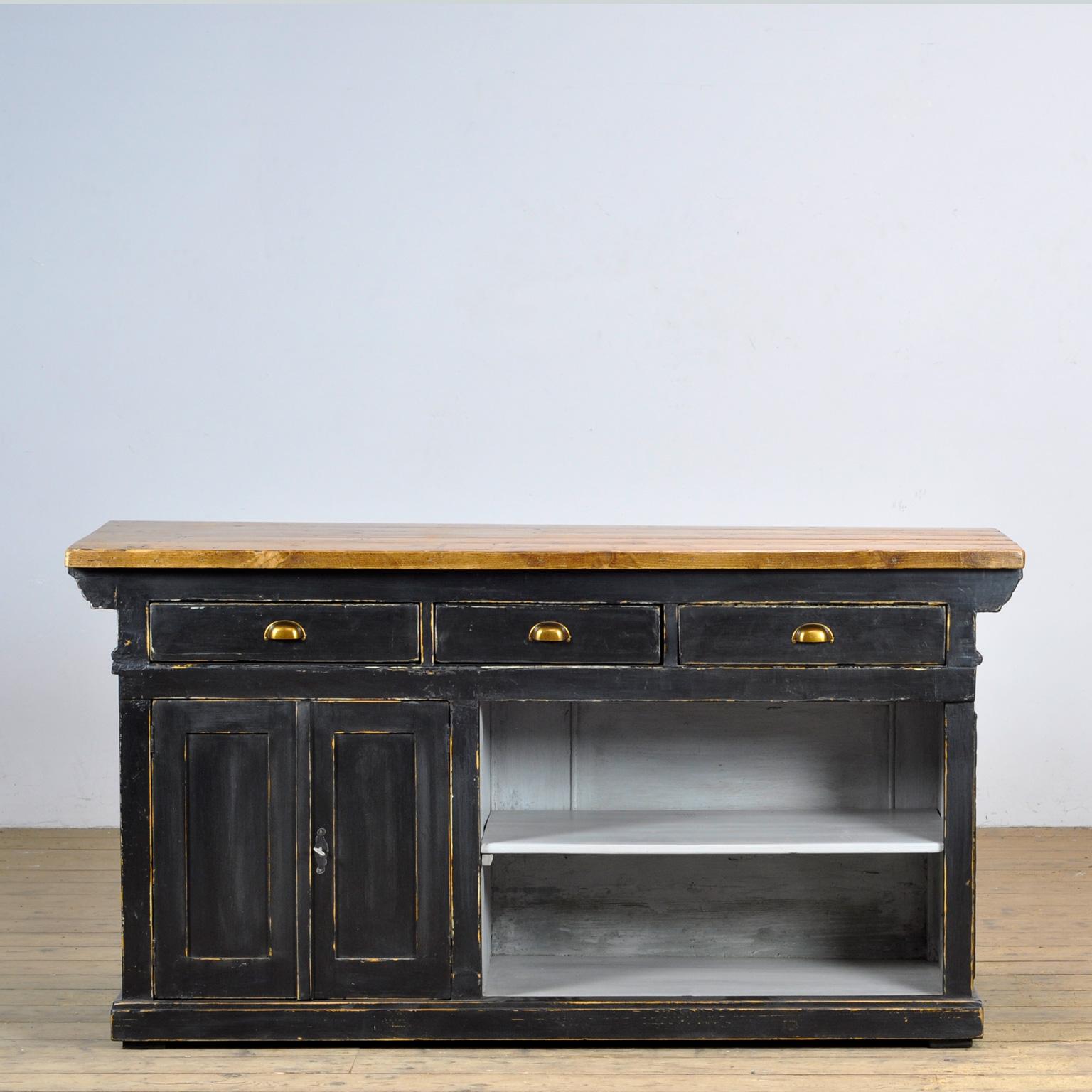 Freistehender Ladentisch aus Kiefernholz, um 1920. Die Theke hat drei Schubladen auf einer Seite mit Stauraum darunter.