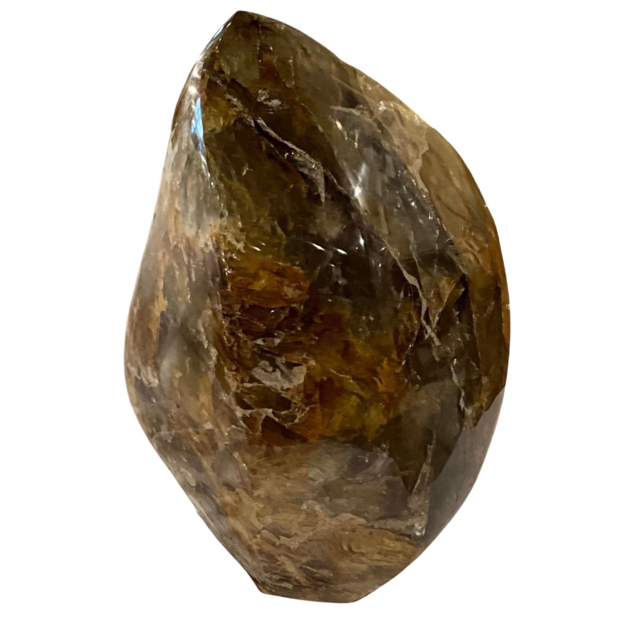 Extra groß, freistehend. 
Geschliffener Quarzkristall mit Hämatit.
Aus Brasilien.
Die Gesamttöne sind Braun, Sand, Honig, Tiefgelb und Beige.
158 LBS (Erfordert spezielle Lieferung und Platzierung).
Prähistorisch.