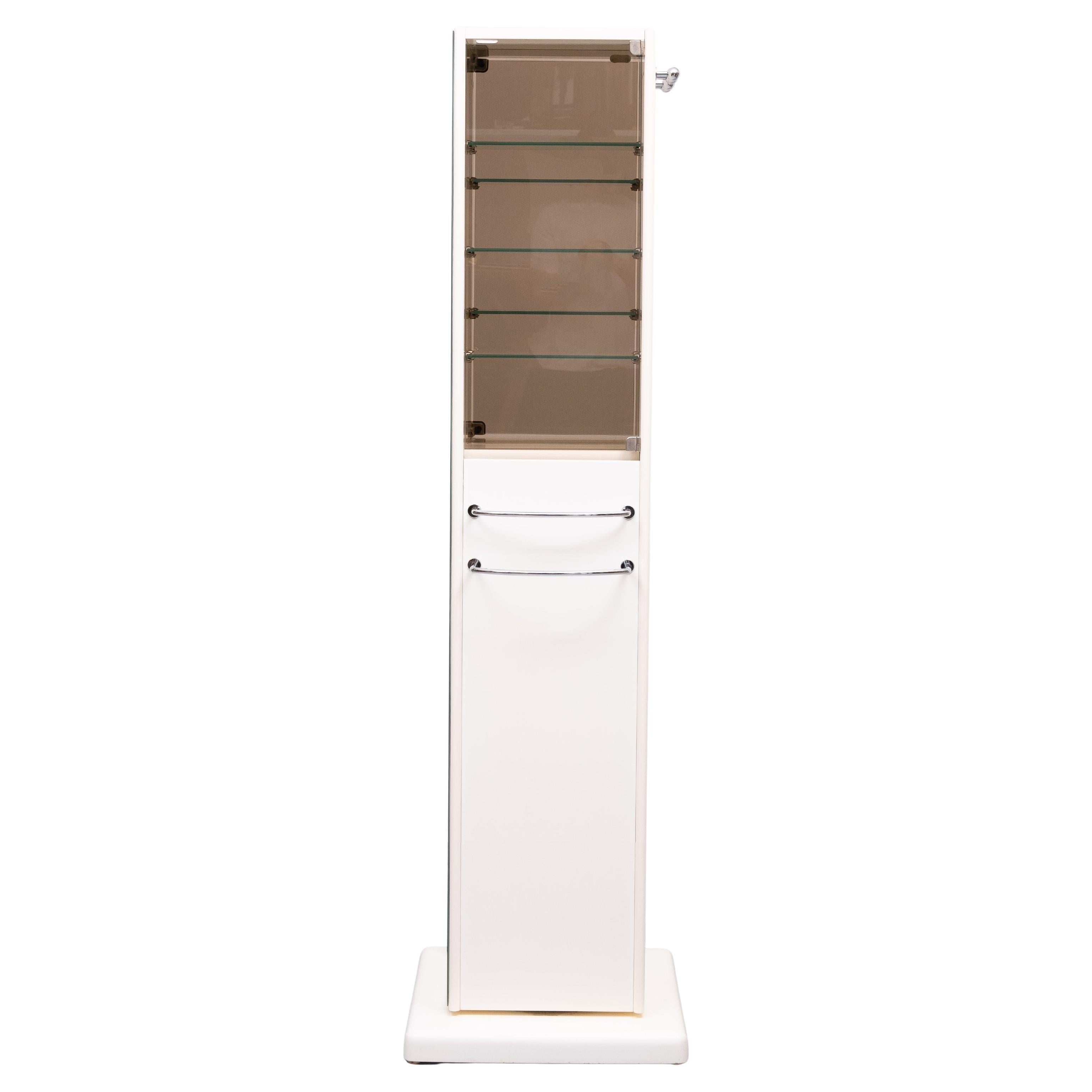 Freistehender, drehbarer Badezimmerschrank Design von  Tulli Zuccari .
Schöne und Top-Qualität. drehbar so 4 Seiten. 1 Seite voller Länge Spiegel.
1 Seite 2 Schubladen 1 Falltür und Rauchglastüren.   
5 Glasböden . 1 Seite Chrom Handtuchhalter .fast